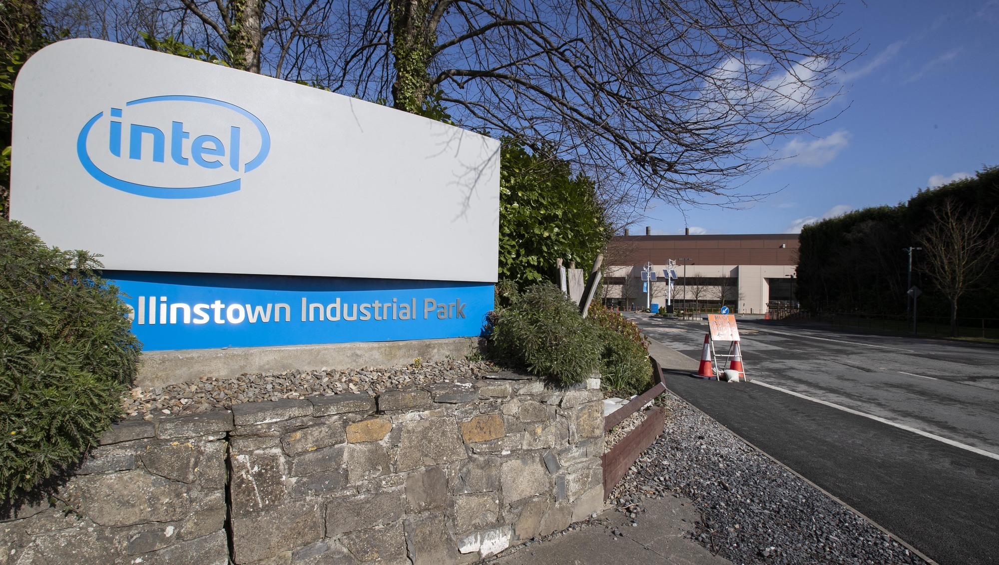 Intel forecasts fourth-quarter revenue above estimates