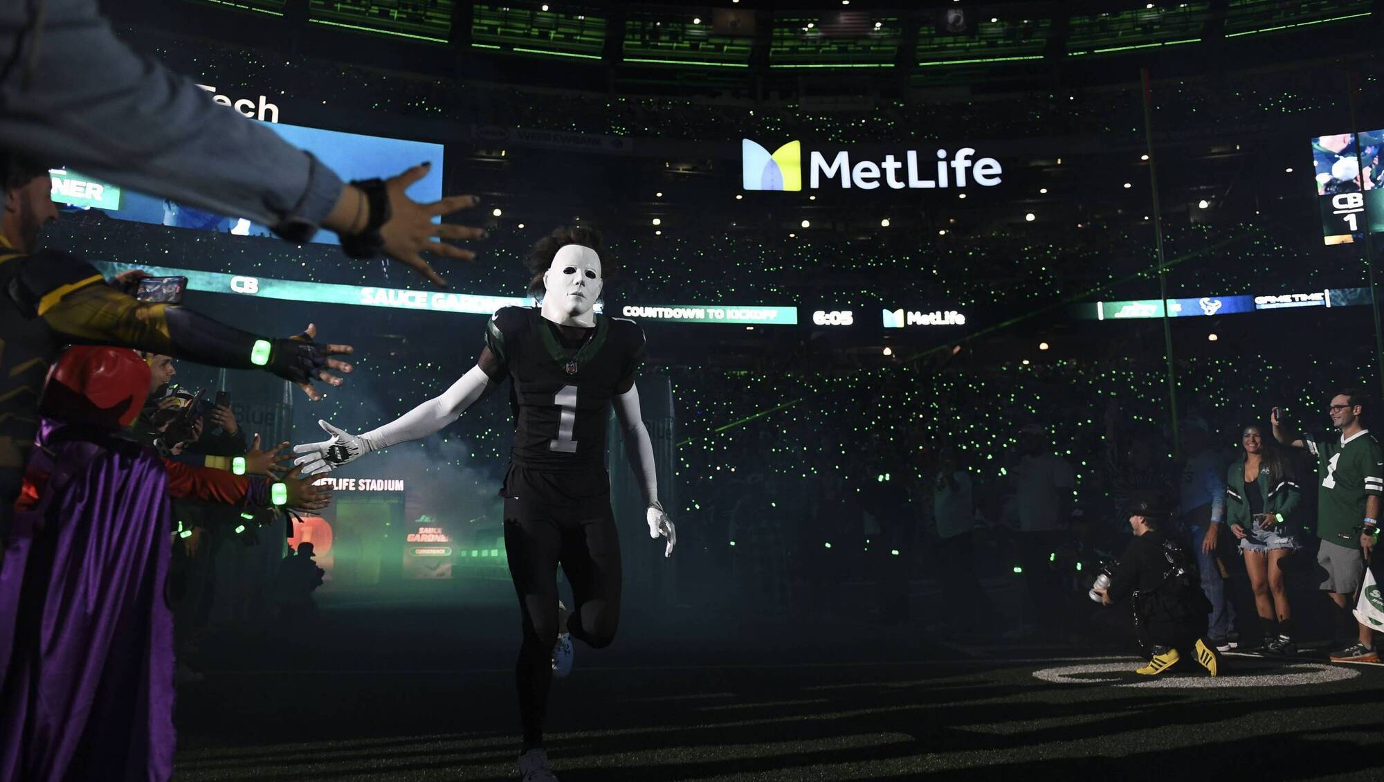 Aaron Rodgers throws three touchdowns as Jets top Texans