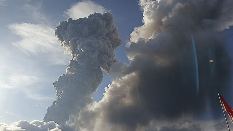 Indonesia’s Mount Lewotobi Laki Laki erupts for second time in a week Indonesia’s Mount Lewotobi Laki Laki erupts for second time in a week