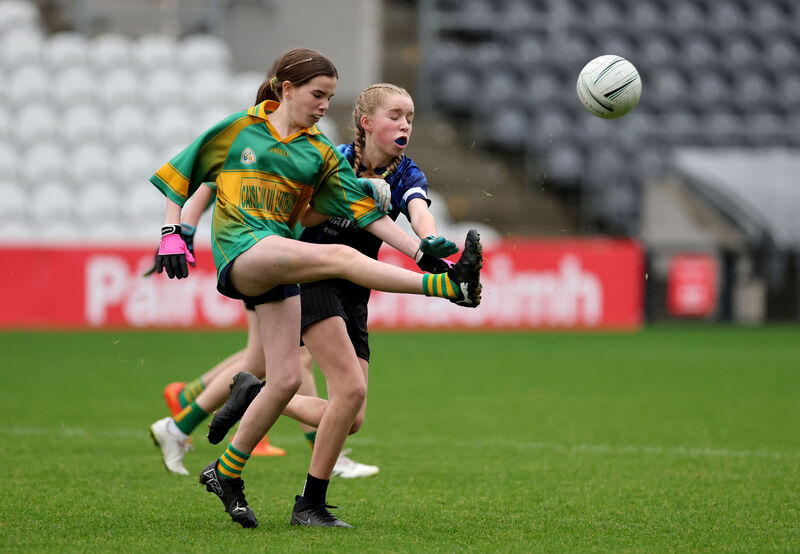 Sophie Delea kicks for a point in the DGF6 Final.