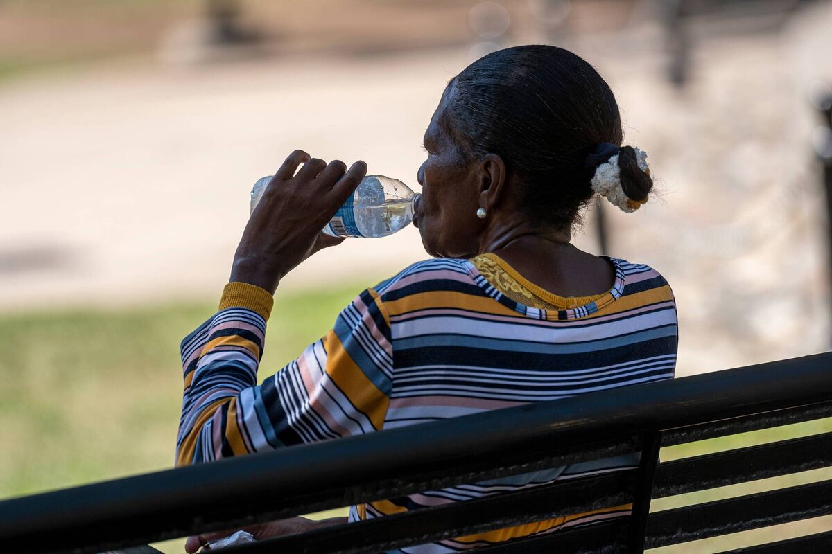 Simple steps, such as switching from bottled to tap water, make a difference. A one-litre bottle of water contains an average of 240,000 plastic fragments, according to a study. Simple steps, such as switching from bottled to tap water, make a difference. A one-litre bottle of water contains an average of 240,000 plastic fragments, according to a study.
