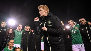 <p>Republic of Ireland head coach Eileen Gleeson speaks to her players. Pic: Stephen McCarthy/Sportsfile</p>