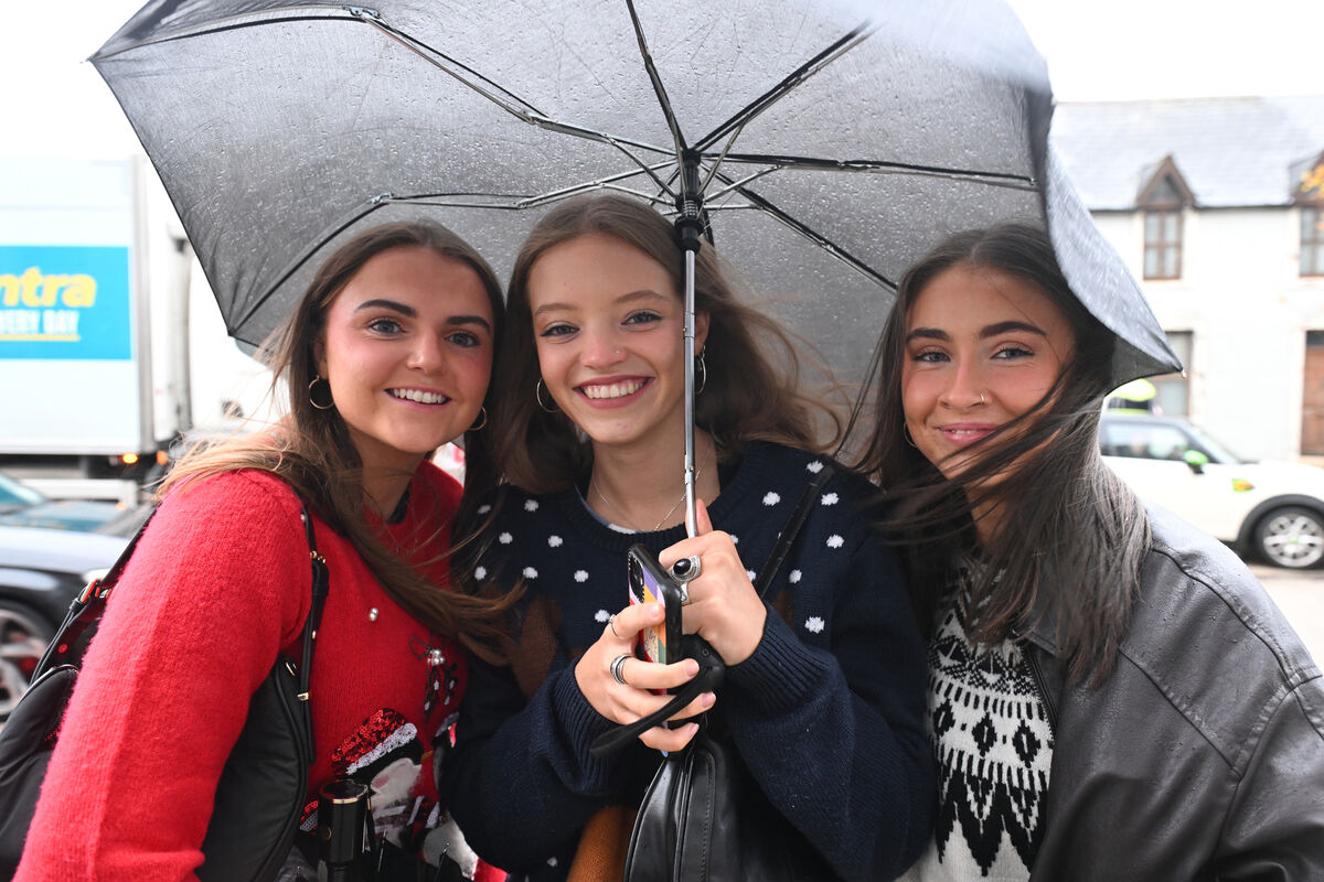  Caoimhe Russell, Aoife O'Sullivan, and Rachel Holland braving the wintry weather on Bandon Rd in Cork. Picture: Dan Linehan