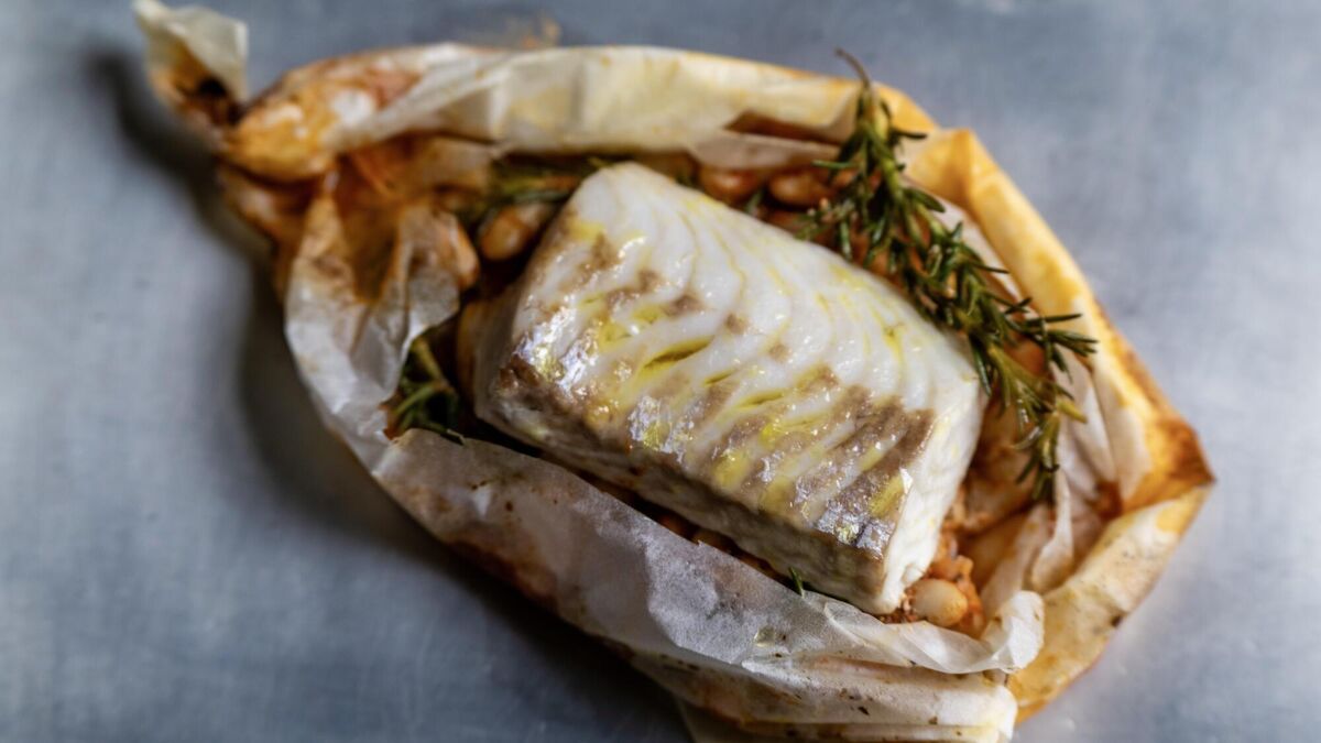 Hake & cannelini bean en papilotte
