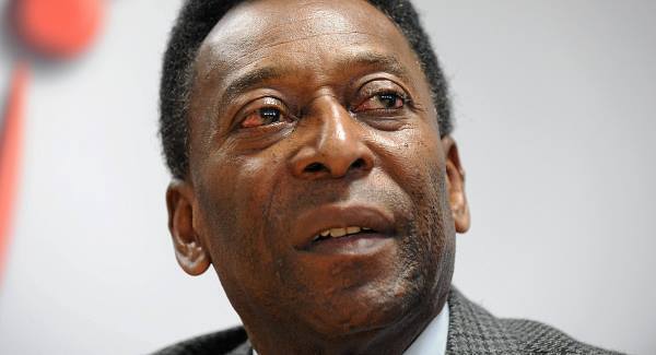 Pele has kidney stones removed