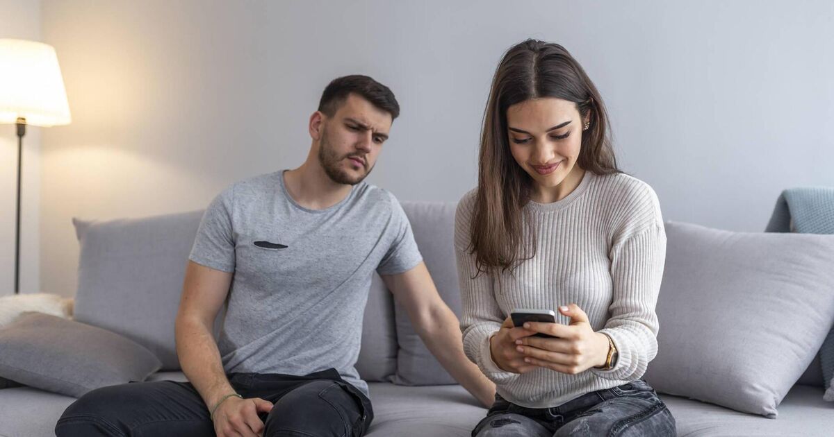 私のガールフレンドはバフな男に従っています — 私はバフではないので、今不安を感じています
