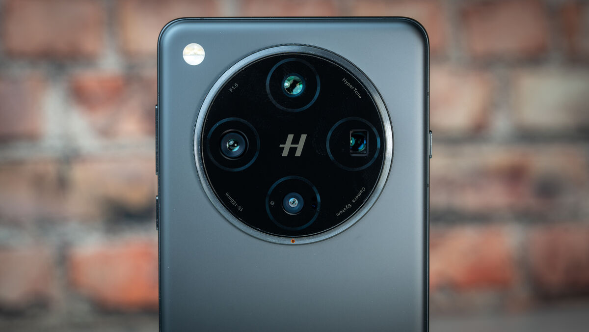 The Find X8 Pro features two periscope cameras – 3x and 6x. Picture: Noel Campion. The Find X8 Pro features two periscope cameras – 3x and 6x. Picture: Noel Campion.