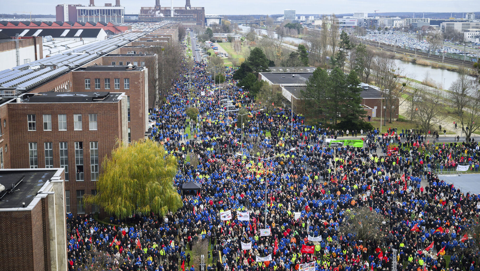 Volkswagen workers issue ultimatum with threat of strike escalation 