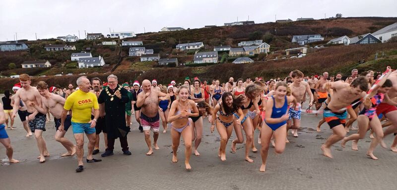 Inchydoney Christmas Swim 2023 Mayor Chris Henchy cheers the swimmers as Justin Crowley counts down for the off Inchydoney Christmas Swim 2023 Mayor Chris Henchy cheers the swimmers as Justin Crowley counts down for the off