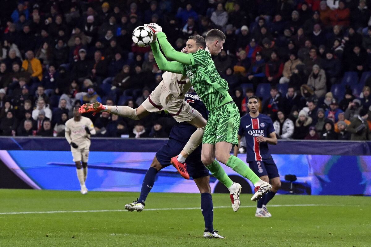 PSG’s goalkeeper, Gianluigi Donnarumma, is forced into action on a night when Salzburg looked out of their depth PSG’s goalkeeper, Gianluigi Donnarumma, is forced into action on a night when Salzburg looked out of their depth