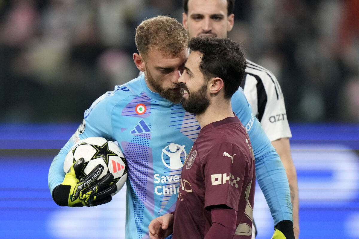 Juventus' goalkeeper Michele Di Gregorio, left, gets in Bernardo Silva's face