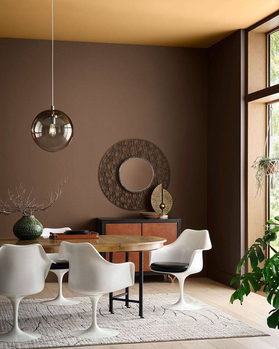 Rich chocolatey Hepburn Dark on the walls and sandy gold Old Fashioned by Fleetwood on the ceiling create harmonious colour-drenching. Rich chocolatey Hepburn Dark on the walls and sandy gold Old Fashioned by Fleetwood on the ceiling create harmonious colour-drenching.