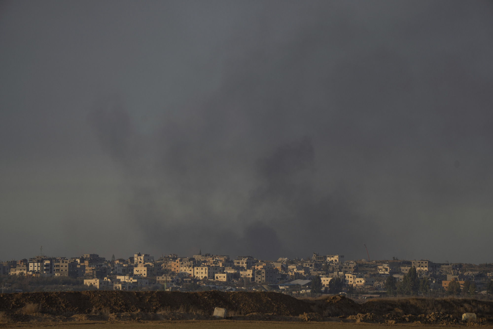 Israeli air strike in Gaza kills at least 25 and wounds dozens more, medics say