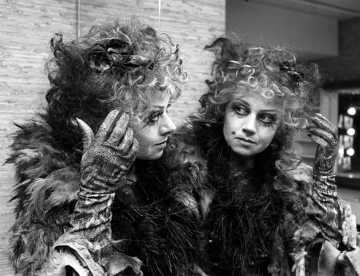 Actress Elaine Paige, backstage at the New London Theatre, Drury Lane. 1981. PA picture. Actress Elaine Paige, backstage at the New London Theatre, Drury Lane. 1981. PA picture.