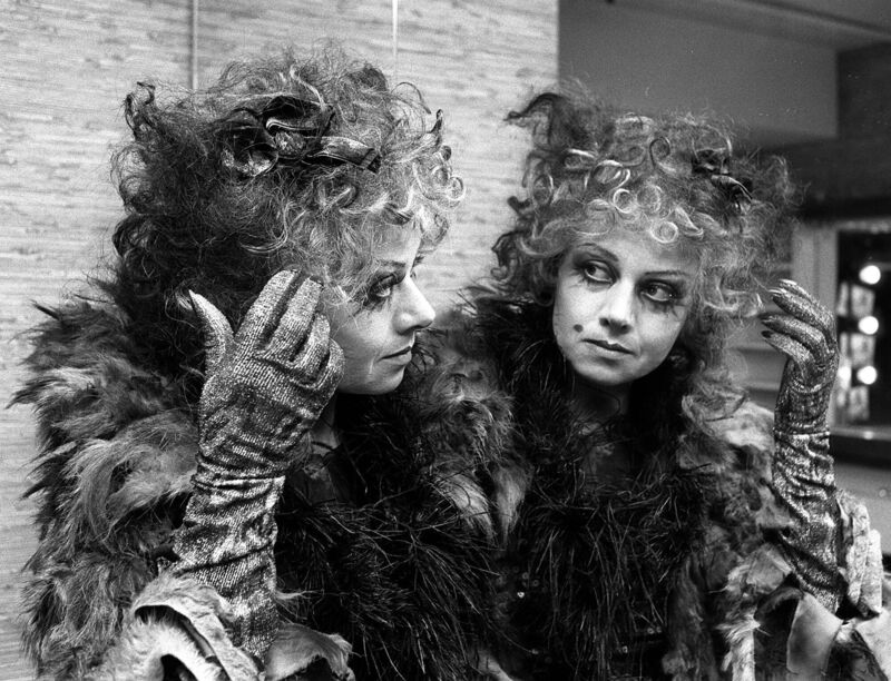 Actress Elaine Paige, backstage at the New London Theatre, Drury Lane. 1981. PA picture.