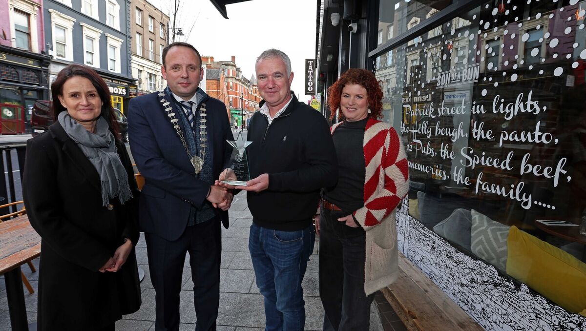 Pictured is Aaron Mansworth, President Cork Business Association, presenting the Best Non Retail Display award to Niall O'Regan, Son of A Bun, MacCurtain Street, also included are Cliona Barnes, Business & Communications Manager CBA and Lisa McCarthy, Spectrum Display & Lead Judge, during the Cork Business Association (CBA) inaugural Cork City Christmas Display competition winner presentations, on MacCurtain Street, Cork. Pictured is Aaron Mansworth, President Cork Business Association, presenting the Best Non Retail Display award to Niall O'Regan, Son of A Bun, MacCurtain Street, also included are Cliona Barnes, Business & Communications Manager CBA and Lisa McCarthy, Spectrum Display & Lead Judge, during the Cork Business Association (CBA) inaugural Cork City Christmas Display competition winner presentations, on MacCurtain Street, Cork.