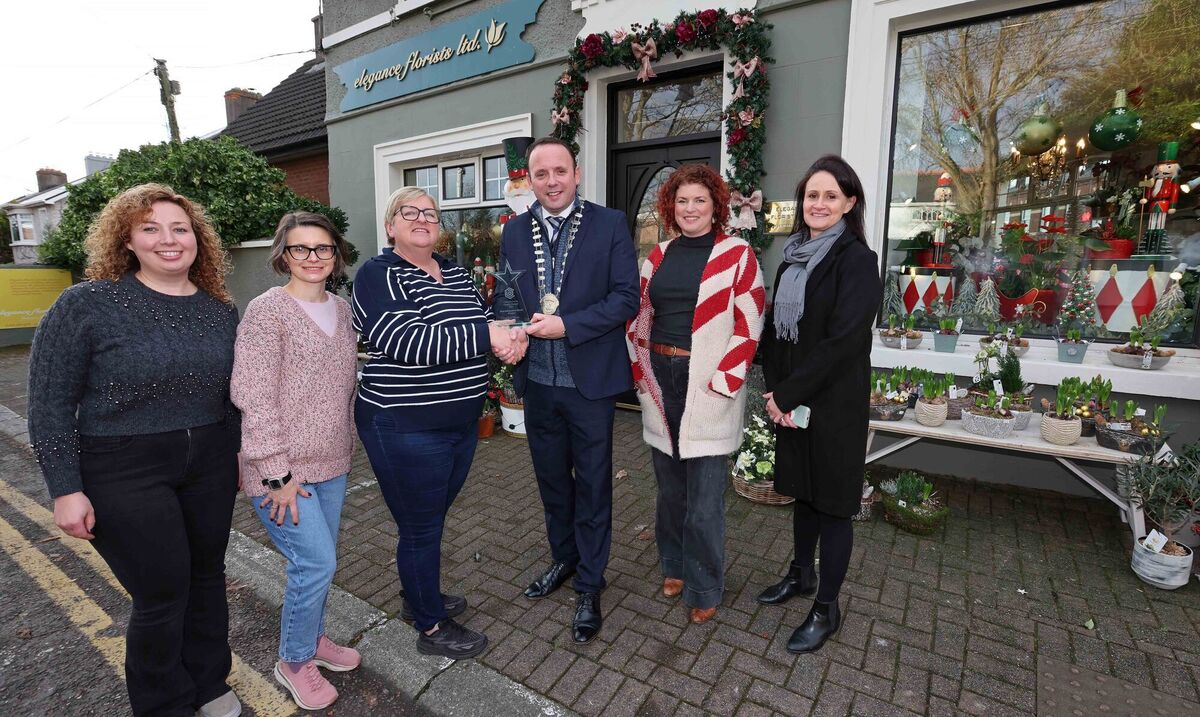 Pictured are Elvyra Donovan, Magda Wazia and Zorica O'Brien, all Elegance Florists Ltd, Douglas Road, receiving the Best Independent Window Display award from Aaron Mansworth, President Cork Business Association, also included are Lisa McCarthy, Spectrum Display & Lead Judge, and Cliona Barnes, Business & Communications Manager CBA, during the Cork Business Association (CBA) inaugural Cork City Christmas Display competition winner presentations, on the Douglas Road, Cork. Pictured are Elvyra Donovan, Magda Wazia and Zorica O'Brien, all Elegance Florists Ltd, Douglas Road, receiving the Best Independent Window Display award from Aaron Mansworth, President Cork Business Association, also included are Lisa McCarthy, Spectrum Display & Lead Judge, and Cliona Barnes, Business & Communications Manager CBA, during the Cork Business Association (CBA) inaugural Cork City Christmas Display competition winner presentations, on the Douglas Road, Cork.