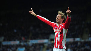 Late strike from Crouch earns Stoke a draw