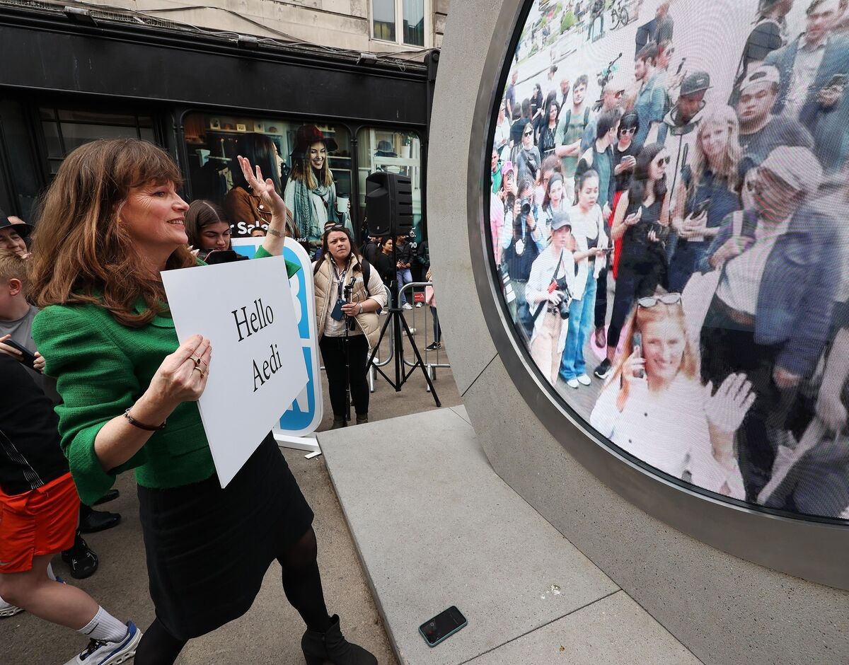 The Portal officially turned on in Dublin in May. Deri Flood is pictured here waving at her daughter Aedi Darcy in New York. Picture: Robbie Reynolds