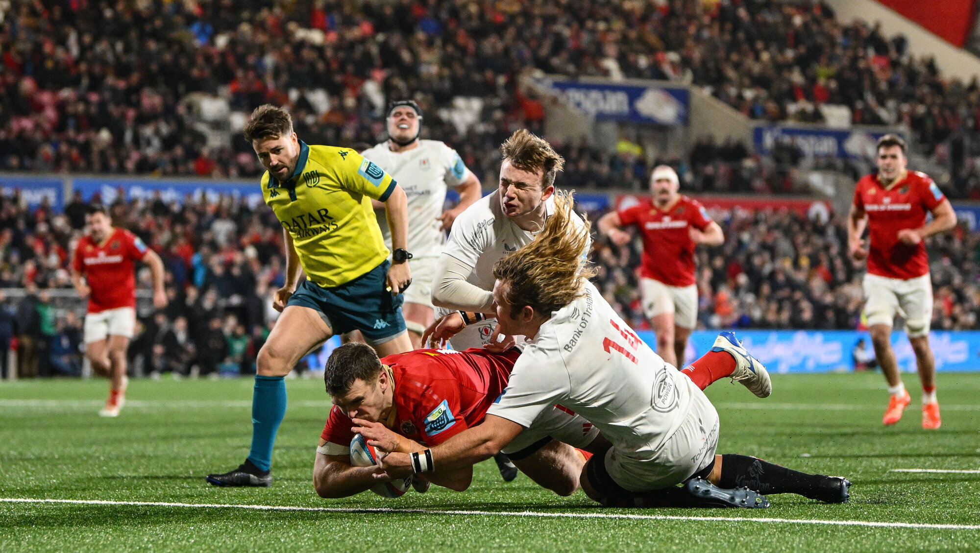 Tom Farrell hat-trick gets Munster victory over 14-man Ulster