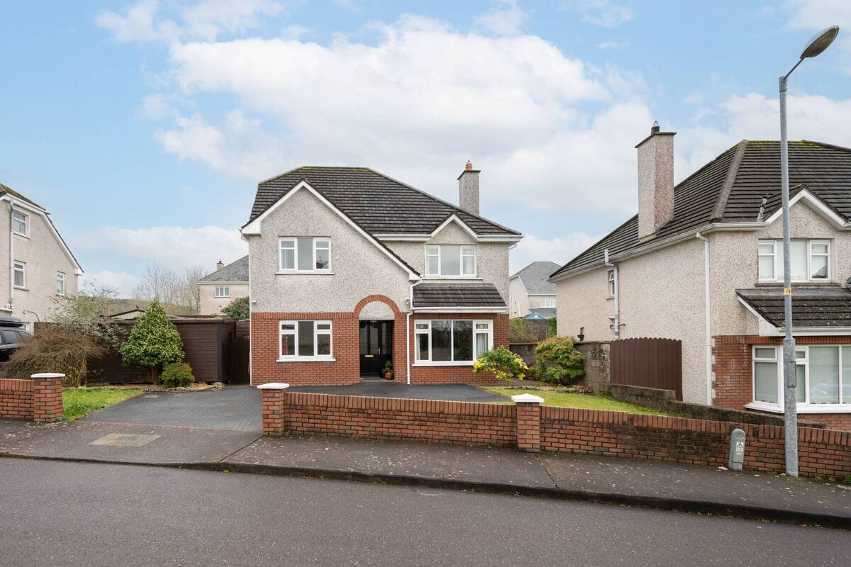 13 Chestnut Lawn, Classes Lake, Ballincollig 13 Chestnut Lawn, Classes Lake, Ballincollig