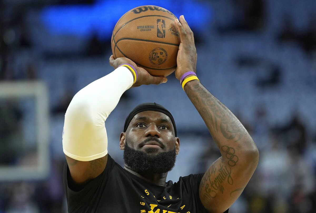 LeBron James #23 of the Los Angeles Lakers warms up prior to the start of the game against the Golden State Warriors at Chase Center on December 25, 2024 in San Francisco (Photo by Thearon W. Henderson/Getty Images) LeBron James #23 of the Los Angeles Lakers warms up prior to the start of the game against the Golden State Warriors at Chase Center on December 25, 2024 in San Francisco (Photo by Thearon W. Henderson/Getty Images)