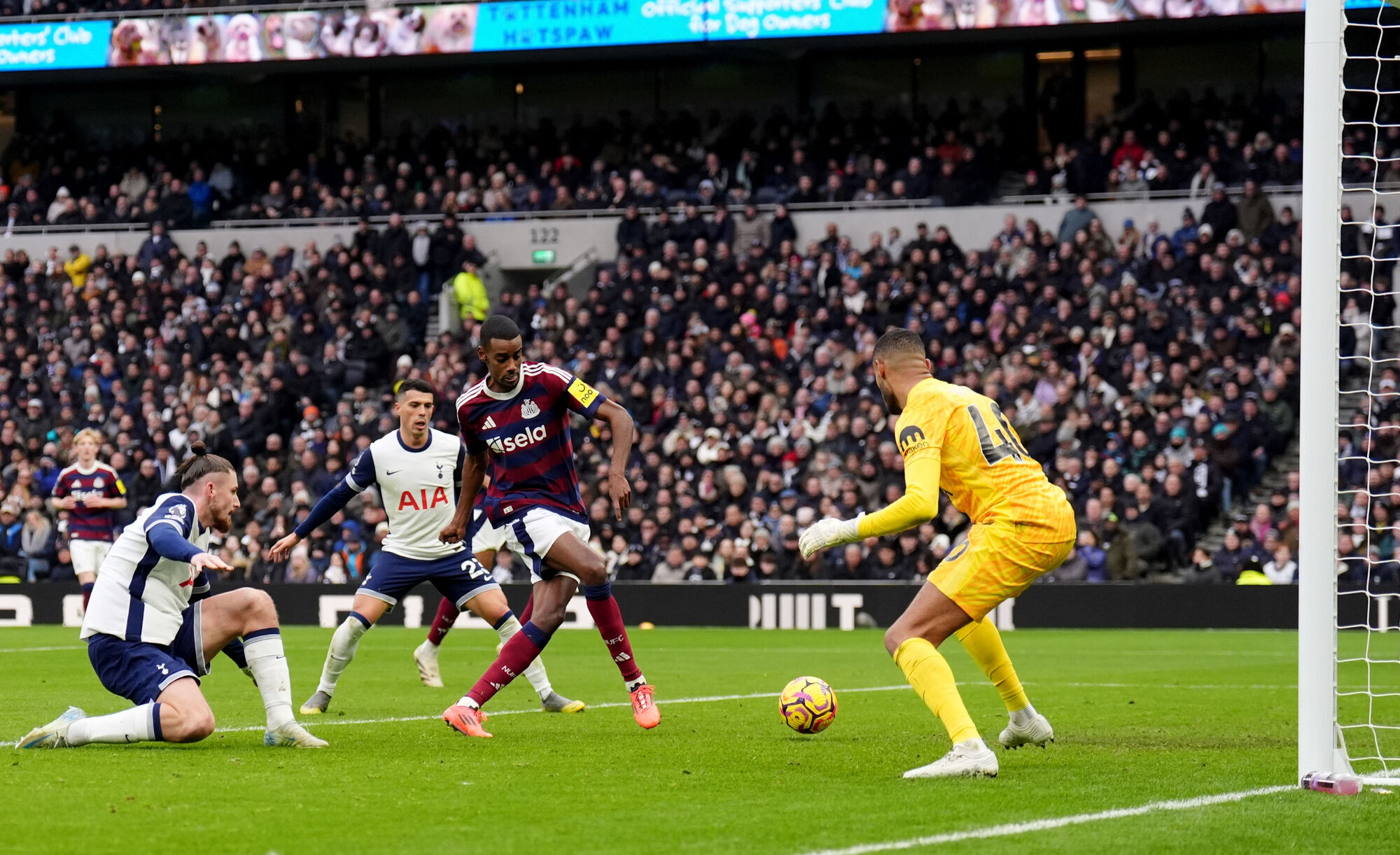 Newcastle make it five league wins on the bounce with victory at Spurs