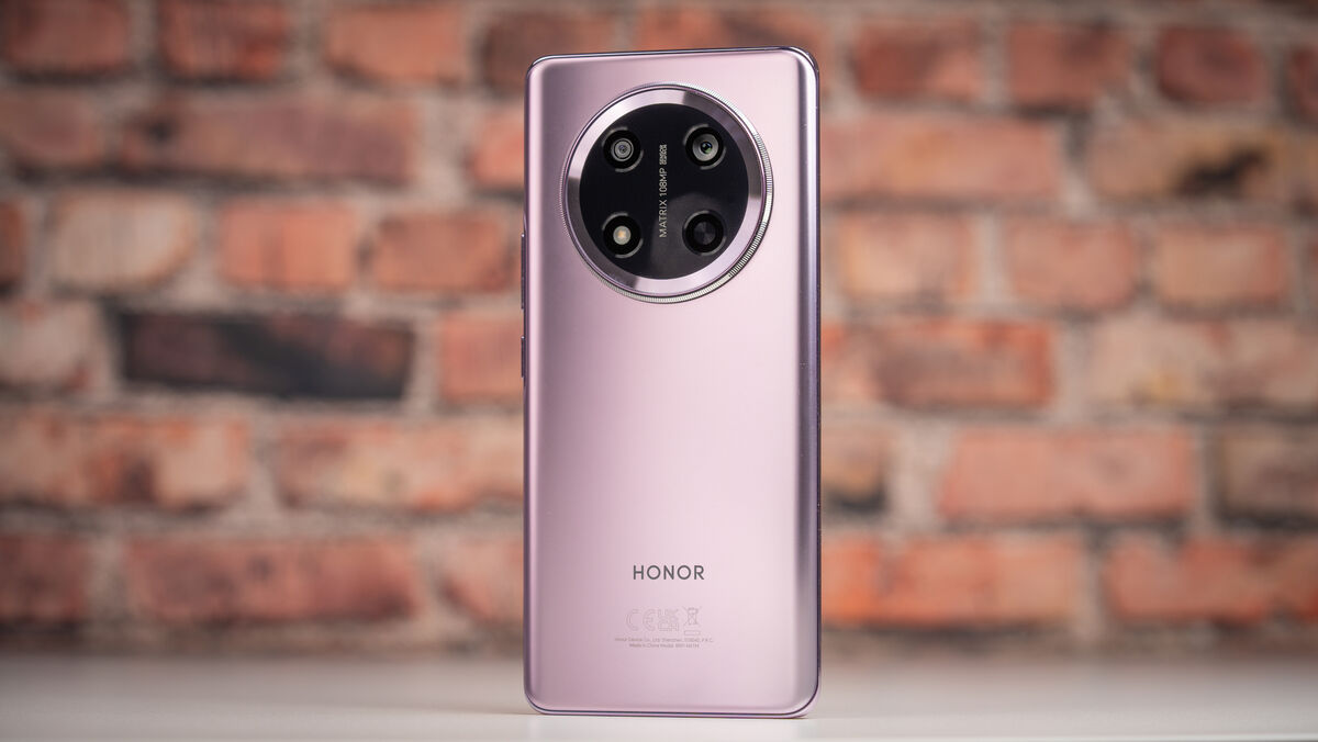 Honor Magic7 Lite in the Titanium Purple colourway. Picture: Noel Campion. Honor Magic7 Lite in the Titanium Purple colourway. Picture: Noel Campion.