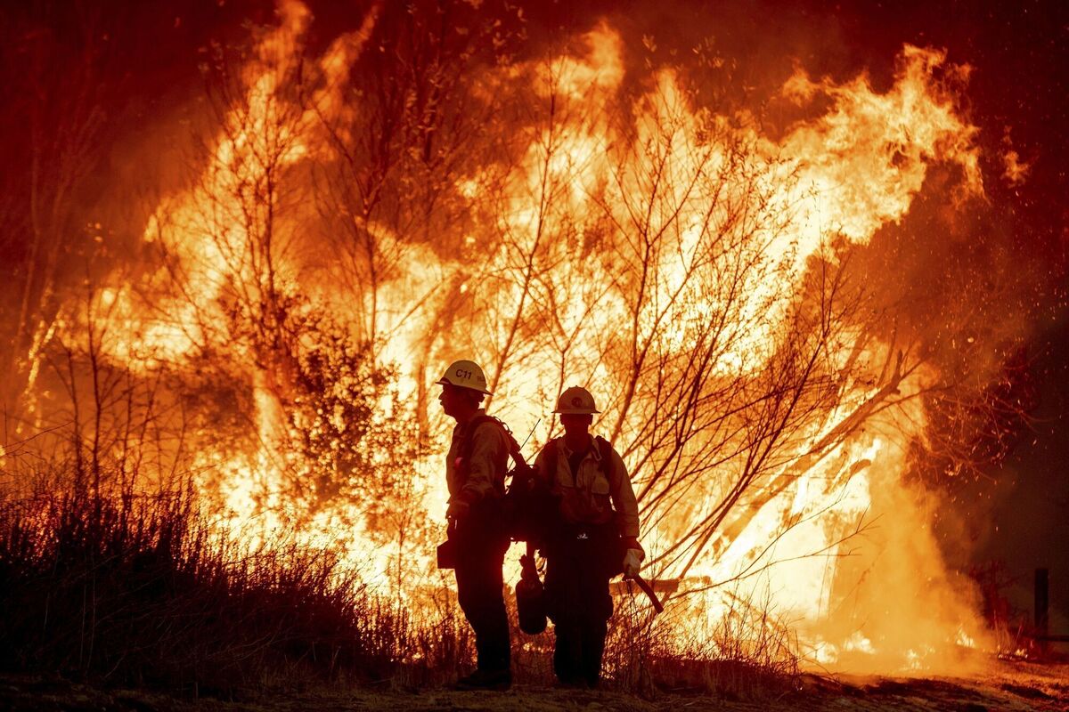 Fire crews battle the Kenneth Fire in the West Hills section of Los Angeles, Thursday, Jan. 9, 2025. (AP Photo/Ethan Swope) Fire crews battle the Kenneth Fire in the West Hills section of Los Angeles, Thursday, Jan. 9, 2025. (AP Photo/Ethan Swope)