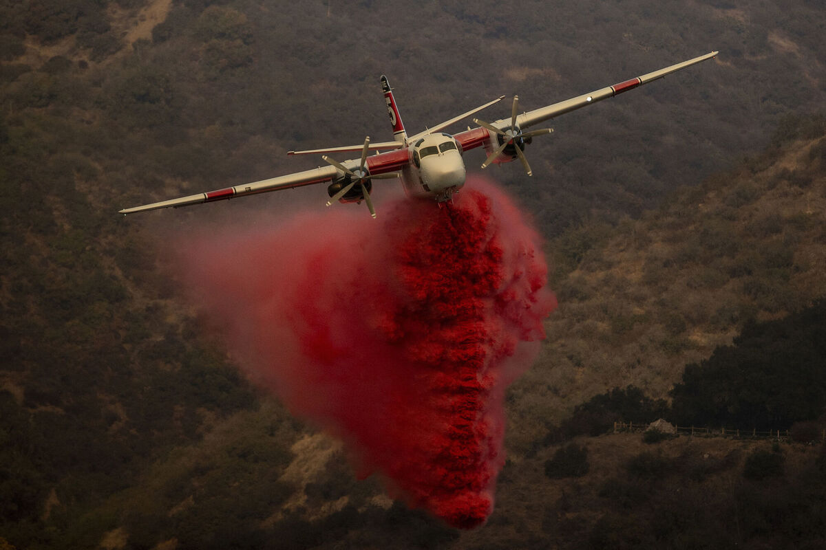 A Cal Fire S-2T firefighting tanker releases retardant while battling the Palisades Fire in the Mandeville Canyon neighborhood of Los Angeles. Picture: Stephen Lam/San Francisco Chronicle via AP A Cal Fire S-2T firefighting tanker releases retardant while battling the Palisades Fire in the Mandeville Canyon neighborhood of Los Angeles. Picture: Stephen Lam/San Francisco Chronicle via AP