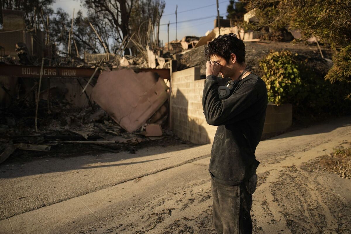 Oliver Braren wipes his eyes as he takes a moment from sifting through Kaegan Baron's mother's home after it was destroyed by the Palisades Fire. Picture: AP Photo/John Locher Oliver Braren wipes his eyes as he takes a moment from sifting through Kaegan Baron's mother's home after it was destroyed by the Palisades Fire. Picture: AP Photo/John Locher