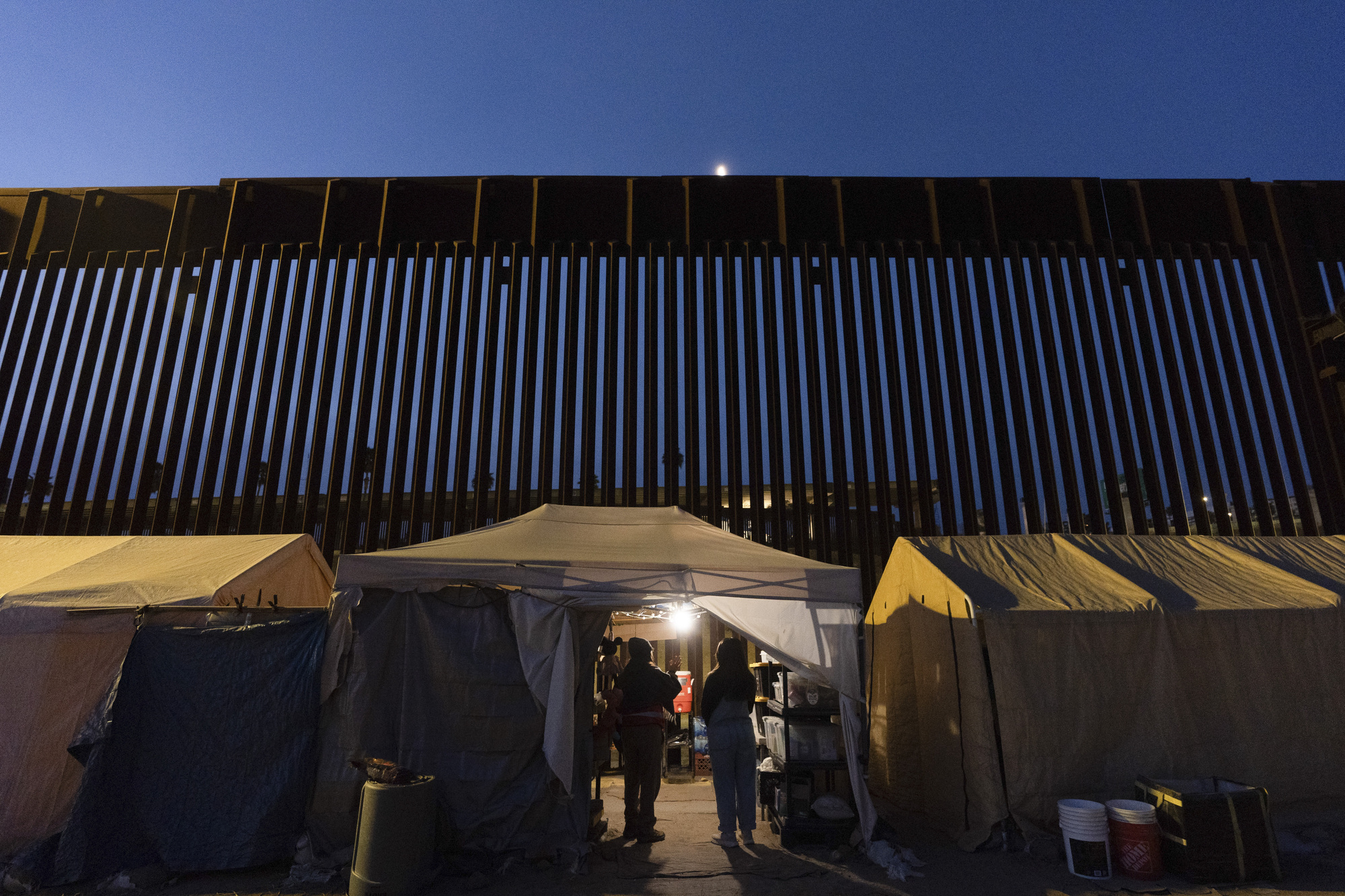 Pentagon to send up to 1,500 troops to help secure US-Mexico border – officials
