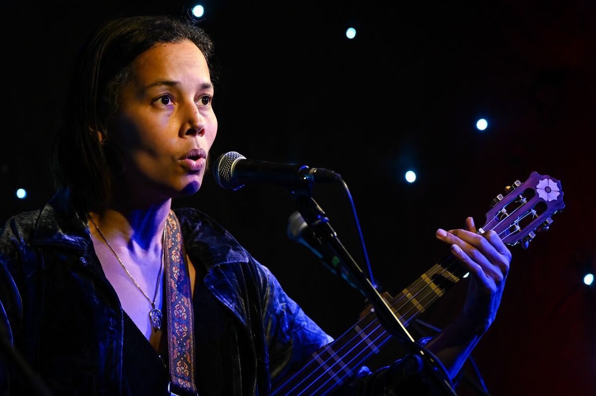Rhiannon Giddens onstage in the White Horse during the Ballincollig Winter Music Festival. Picture Chani Anderson Rhiannon Giddens onstage in the White Horse during the Ballincollig Winter Music Festival. Picture Chani Anderson
