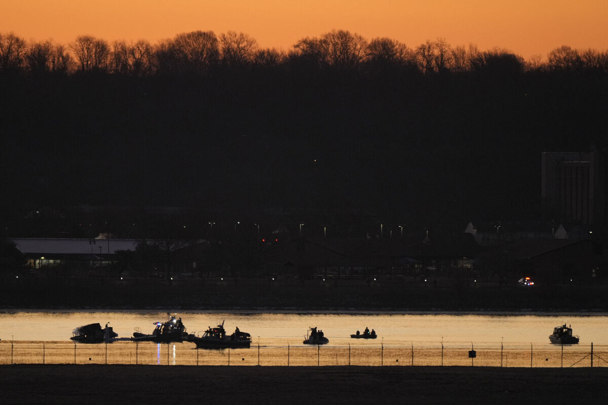 Search and rescue efforts are seen around a wreckage site in the Potomac River. Picture: AP Photo/Mark Schiefelbein