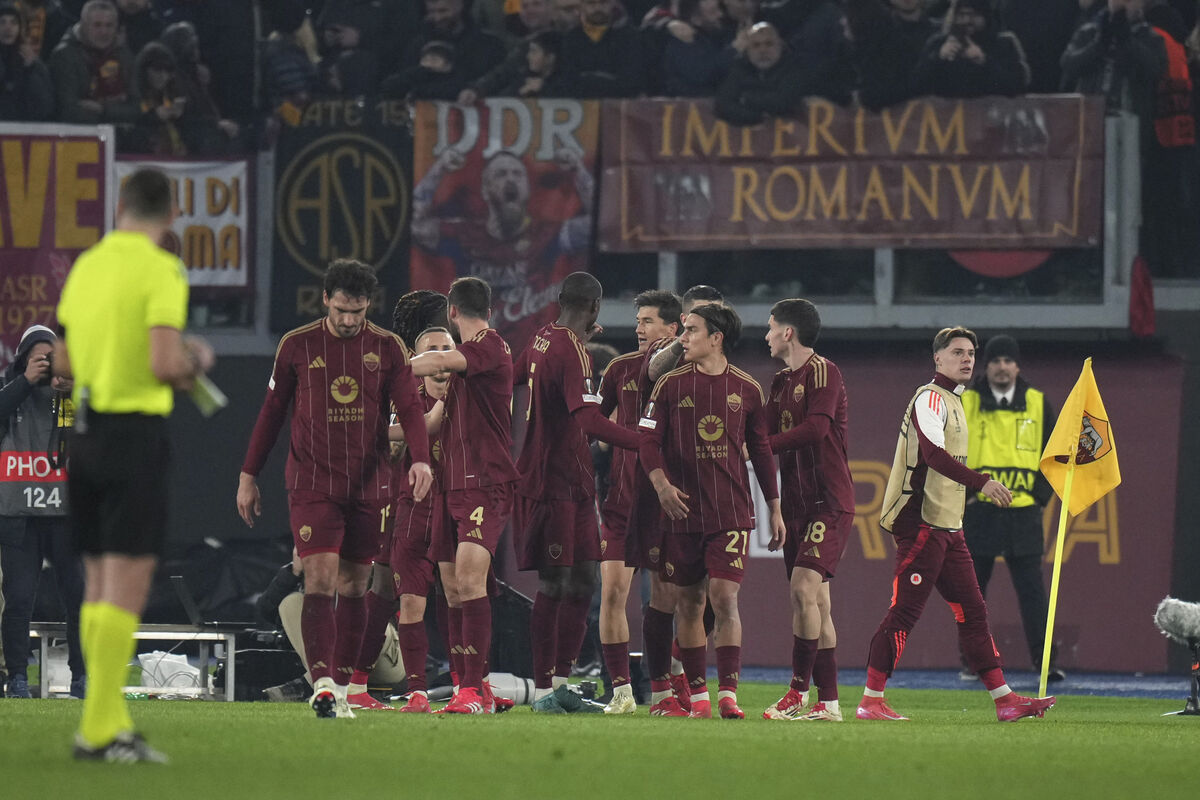 Roma's Eldor Shomurodov celebrates with teammates after scoring his side's 2nd goal