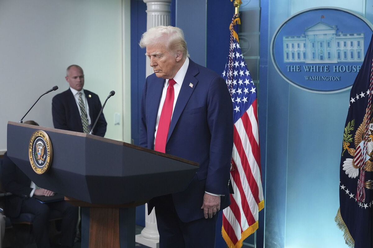 President Donald Trump asks for a moment of silence before he speaks in the James Brady Press Briefing Room at the White House, Thursday, Jan. 30, 2025, in Washington. (AP Photo/Jacquelyn Martin)