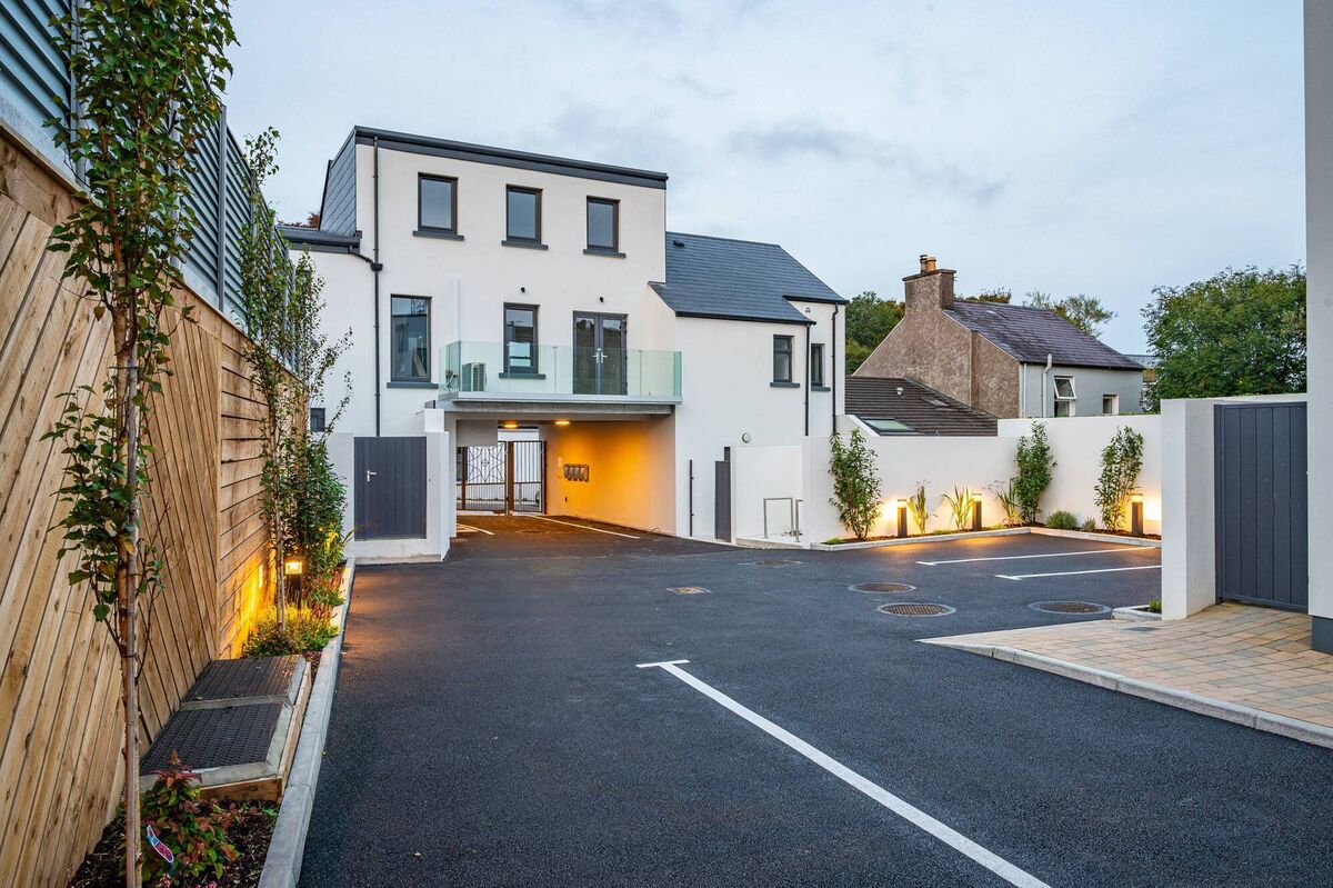 Arched entrance with electric gate featuring Quaker eight-pointed star