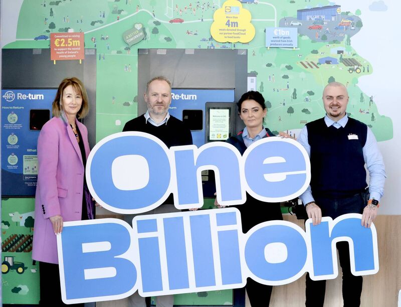 Pictured are Niamh Kelly, Head of Marketing and Communications at Re-turn, Colin Walsh, Senior Project Manager at Lidl Ireland, Ela Standa, Team Member at Lidl Kilcarbery, and Andrei Romanschi, Store Manager at Lidl Kilcarbery, celebrating the 1 billionth drinks container being returned at Lidl Kilcarbery, Dublin this week. Pictured are Niamh Kelly, Head of Marketing and Communications at Re-turn, Colin Walsh, Senior Project Manager at Lidl Ireland, Ela Standa, Team Member at Lidl Kilcarbery, and Andrei Romanschi, Store Manager at Lidl Kilcarbery, celebrating the 1 billionth drinks container being returned at Lidl Kilcarbery, Dublin this week.