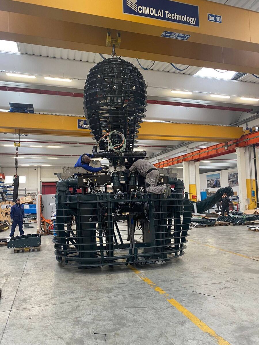 The technology behind The Giant was developed in Ireland, with creative input from figures like Richie Smyth, a renowned director who has worked with U2 and others. 