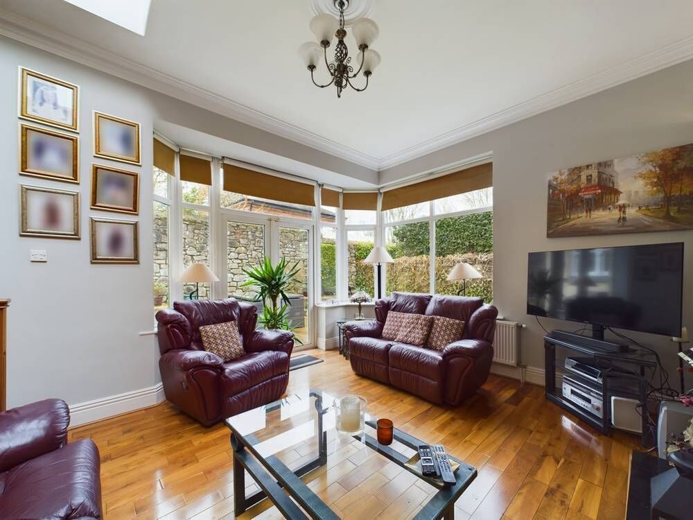 Larger split-level section Larger split-level section