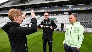 <p>Eileen Gleeson with Colin Healy and Katie McCabe before a Republic of Ireland women's training session at Páirc Uí Chaoimh. Photo by Stephen McCarthy/Sportsfile</p>