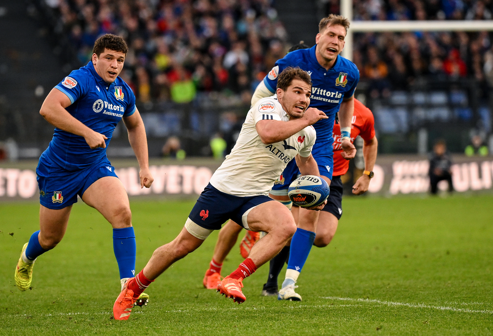 France turn in imperious performance as they rout Italy in Six Nations