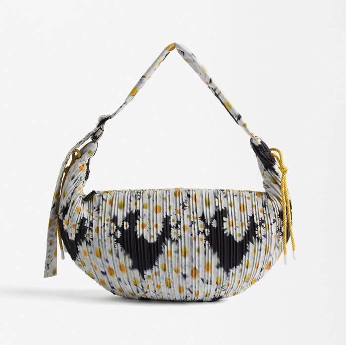 Daisy print shoulder bag, Parfois, €35.99 Daisy print shoulder bag, Parfois, €35.99