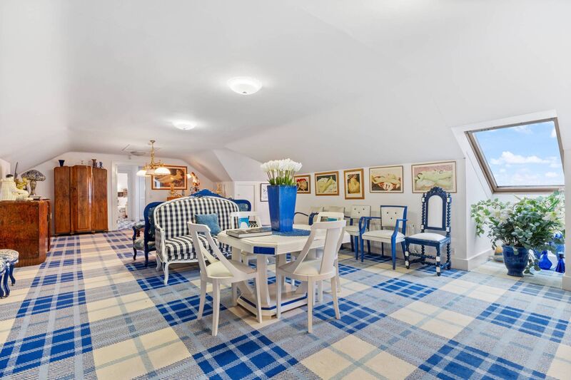 Blue Salmon, upstairs Blue Salmon, upstairs
