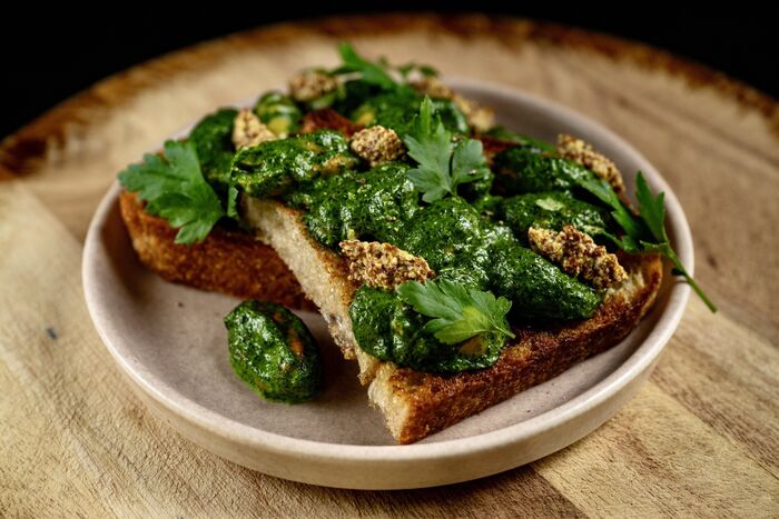 Mussels with creamed kale on toast
