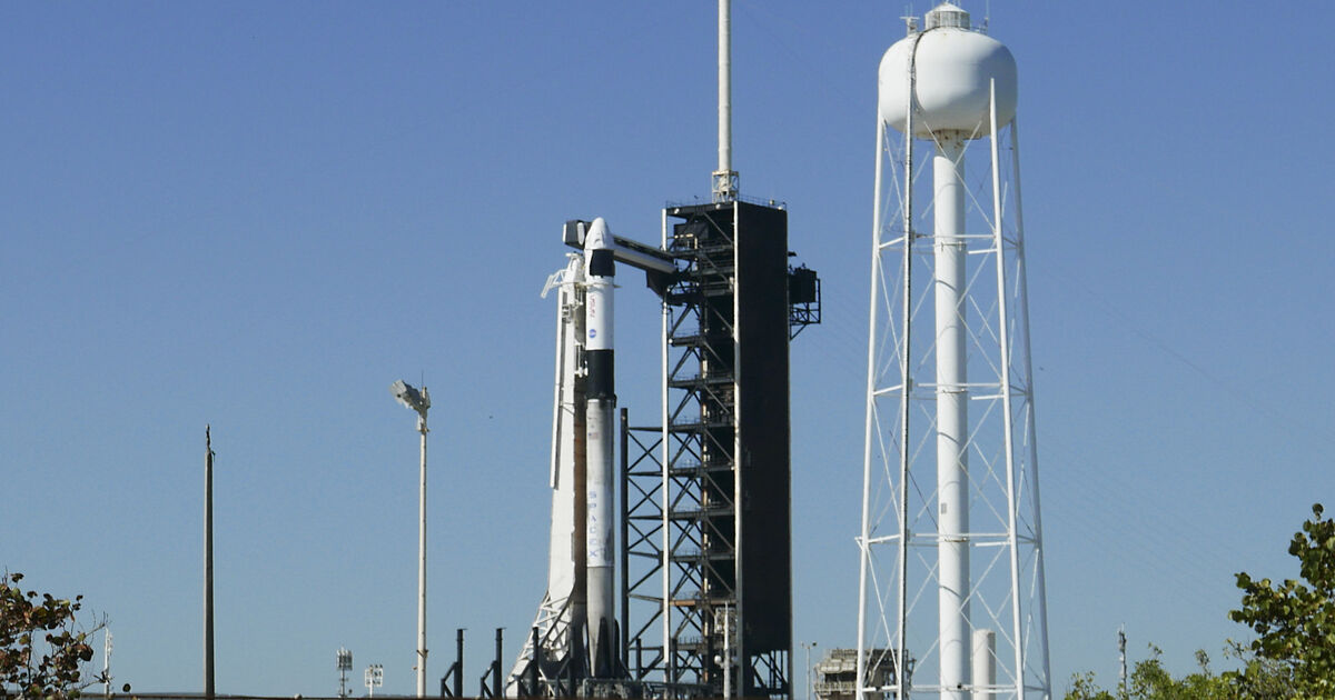 SpaceXは、発射パッドの問題の後、ストランド宇宙飛行士を交換するためのフライトを遅延させる