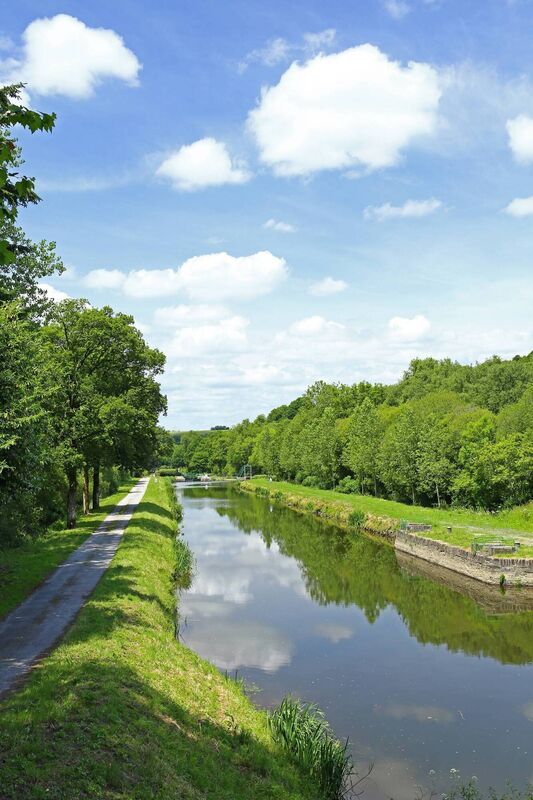 A path along the Nantes-Brest canal A path along the Nantes-Brest canal