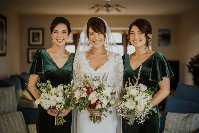 Ciara MeaneyとAisling McGraynorとSarah Meaney。写真：ナタリー・マーハー 