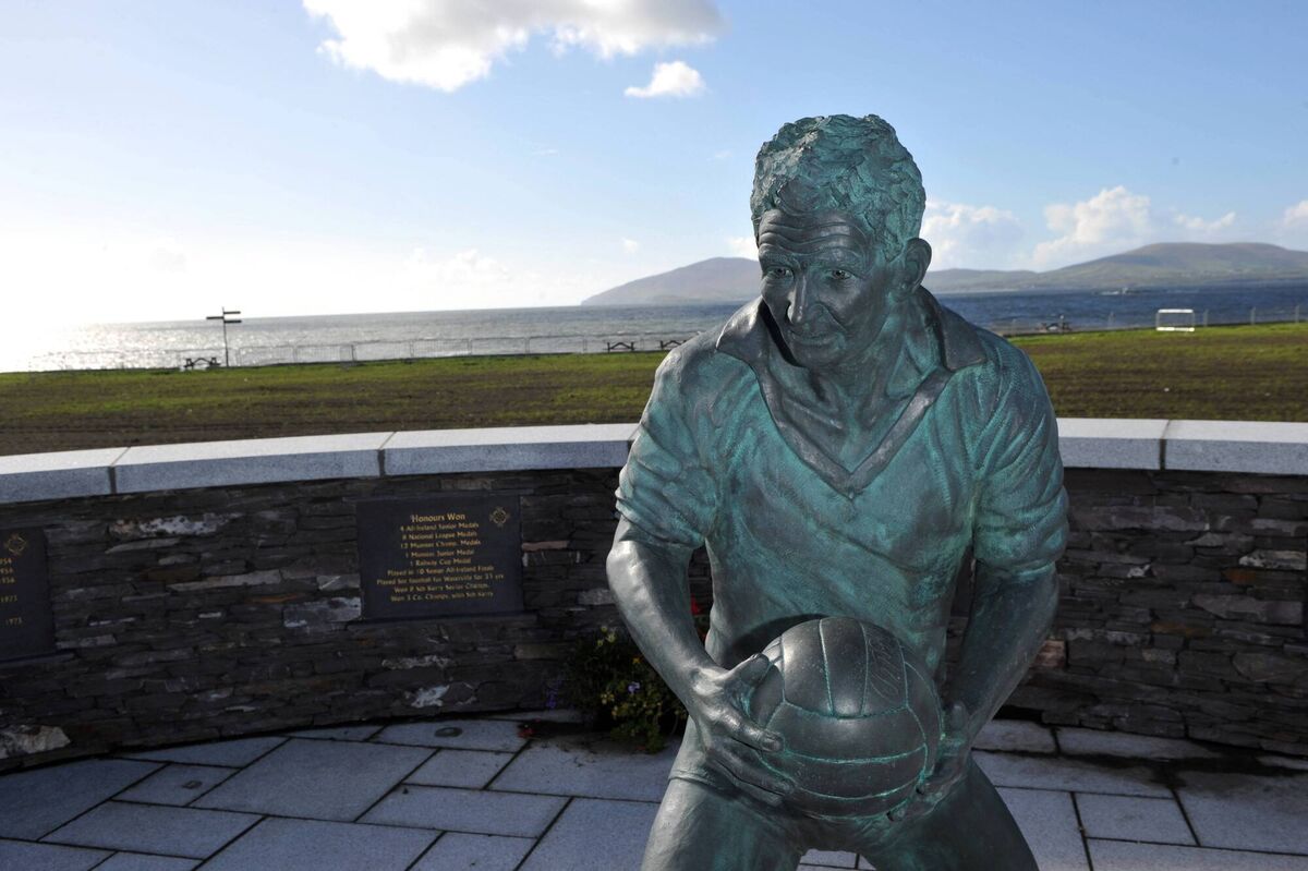 The sculpture of Mick O'Dwyer in front of the Mick O'Dwyer Park in Waterville. Picture: Dan Linehan