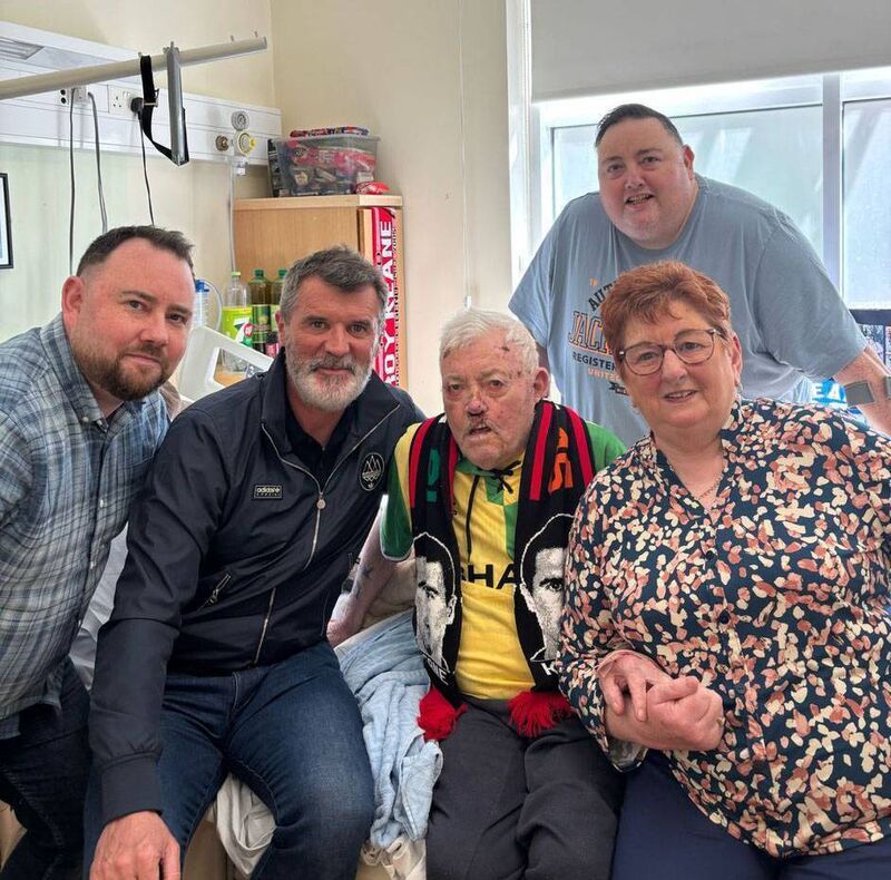 Keane poses for pictures with the O'Sullivan family